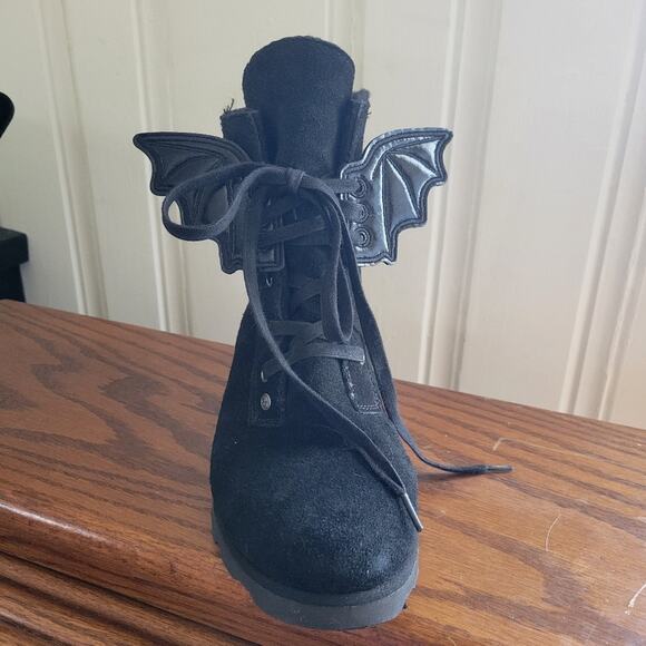 Black detachable bat wing shoe accessory, wings lace up into any shoe or boot - Picture 2 of 3